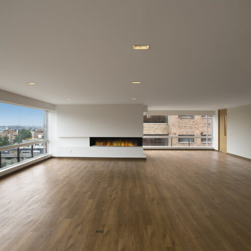 Rediseño de apartamento de 262m2, acabado de piso en porcelanato en cocina y baños, carpinteria madera clara, blanco birllante, rh, griferia en acero inoxidable, nichos de iluminación, ventilación natural, acabado moderno, elegante, sofisticado, piso general en madera, espacios de permanencia amplios, chimenea a gas