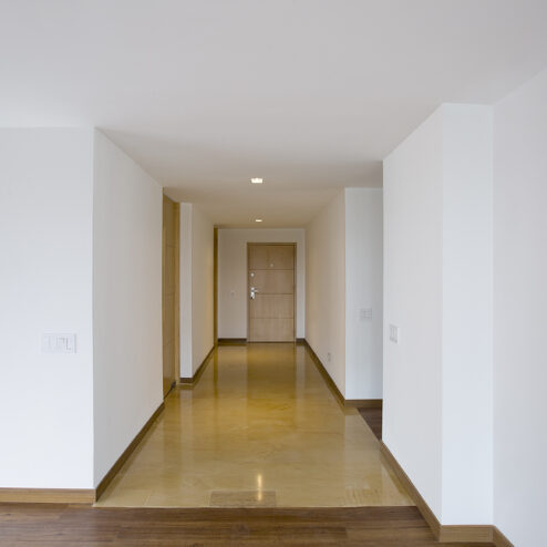 Rediseño de apartamento de 262m2, acabado de piso en porcelanato en cocina y baños, carpinteria madera clara, blanco birllante, rh, griferia en acero inoxidable, nichos de iluminación, ventilación natural, acabado moderno, elegante, sofisticado, piso general en madera, espacios de permanencia amplios, chimenea a gas