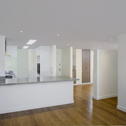 Vista general de apartamento: comedor, cocina y family room