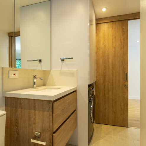 Baño con puerta corrediza y mueble de baño con cajones