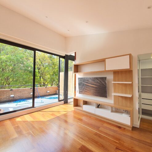 Habitación principal con mueble de televisión