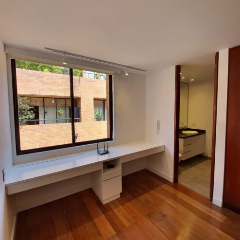 Estudio y baño de habitaciones