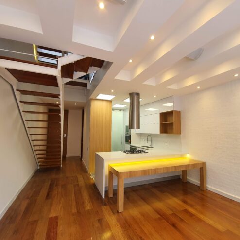 Escalera moderna flotada