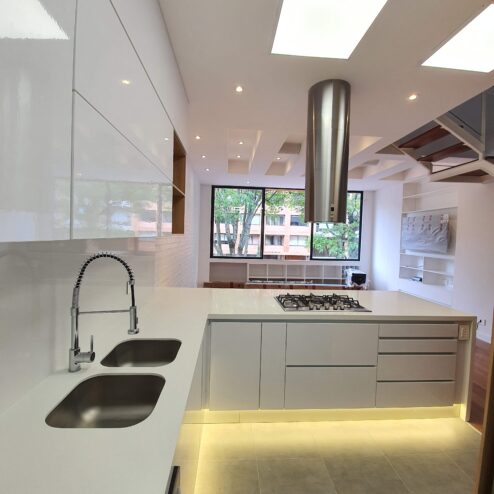 Cocina moderna con barra