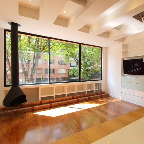 Sala moderna con chimenea suspendida