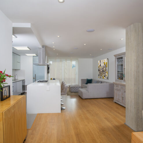 Sala con columna a la vista